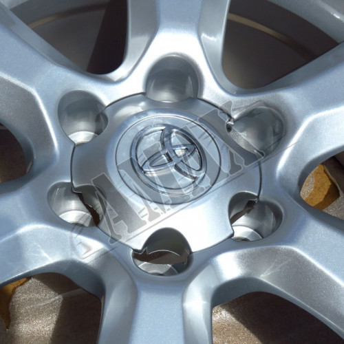Колесные диски серебристые на Toyota Land Cruiser Prado: R17 
